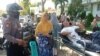 Evacuation de patients après un tremblement de terre de magnitude 6,2 qui a endommagé un hôpital local à West Pasaman, dans la province indonésienne de West Sumatra, le 25 février 2022.