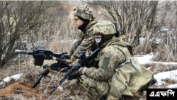 烏克蘭士兵在進行軍事訓練。 （2022年2月18日）