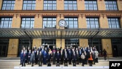 歐盟外交與安全政策高級代表博雷利(中)、法國外交部長勒德里昂(中右)和代表們在巴黎舉行的首屆歐盟-印太論壇上合影(2022年2月22日)