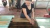រូបឯកសារ៖ ស្រ្តី​ម្នាក់​កំពុង​ធ្វើ​ស្ករ​​គ្រាប់​នៅ​ខេត្ត Ben Tre ប្រទេស​វៀតណាម។ 