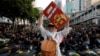 Seorang peserta aksi unjuk rasa mengacungkan poster untuk memrotes kecurangan pemilu di depan gedung Badan Pengawas Pemilihan Umum, Jakarta, Selasa, 21 Mei 2019. (Foto:Reuters) 