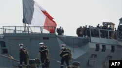 法國海軍Surcouf號護衛艦的水手抵達印度科欽港準備參加聯合軍演。 （2021年3月30日）