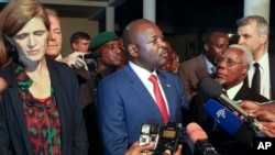Le président burundais Pierre Nkurunziza et l'ambassadrice américaine à l'ONU Samantha Power lors d'une conférence de presse à Gitega, Burundi, le 22 janvier 2016.