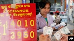 រូបឯកសារ៖ អ្នក​ប្តូរ​ប្រាក់​កំពុង​រាប់​ប្រាក់​រៀល​ខ្មែរ​ដើម្បី​ប្តូរ​ជាមួយ​ប្រាក់​ដុល្លារ​អាមេរិក​នៅកន្លែង​ប្តូរ​ប្រាក់​មួយ​ក្នុង​ក្រុង​ភ្នំពេញ។ កម្ពុជា​ទទួល​បាន​កម្ចី​ពី​អាមេរិក​ចំនួន​ ២៧៨​លាន​ដុល្លារ​ក្នុង​រដ្ឋាភិបាល​លោក លន់ នល់ ក្នុង​ទសវត្សរ៍​ ១៩៧០។