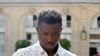 Mamoudou Gassama yana nuna takardar zaman dan kasar Faransa