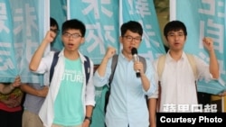 前學民思潮召集人黃之鋒（左）、前學聯秘書長周永康（右）及常委羅冠聰（蘋果日報圖片）