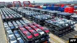 這張拍攝於2023年9月11日的照片顯示比亞迪電動車在中國江蘇省蘇州港太倉港國際貨櫃碼頭等待裝船。(資料圖片）