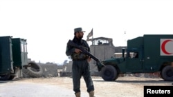 Un policier afghan monte la garde près du lieu de l'attaque à Jalalabad, en Afghanistan, le 6 mars 2019. REUTERS / Parwiz

