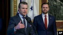 រូបឯកសារ៖ លោក Pete Hegseth និយាយ បន្ទាប់ពីស្បថចូលកាន់តំណែងជារដ្ឋមន្ត្រីក្រសួងការពារជាតិដោយមានអនុប្រធានាធិបតីលោក JD Vance ឈរក្បែរ នៅបរិវេណនៃសេតវិមានក្នុងរដ្ឋធានីវ៉ាស៊ីនតោន នៅថ្ងៃទី២៥ ខែមករា ឆ្នាំ២០២៥។