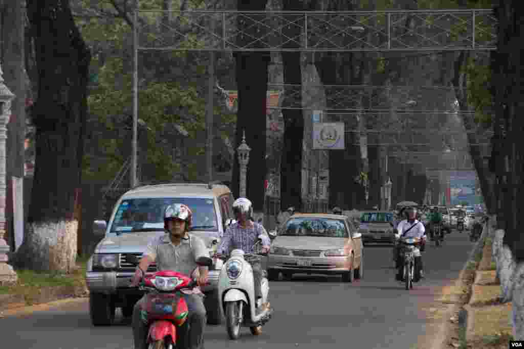 សៀមរាបមានសភាពធម្មតានៅព្រឹកថ្ងៃសុក្រ ទី២០ ខែមីនា ឆ្នាំ២០១៥នេះ ថ្វីបើនៅត្រឹមប្រមាណ១២ម៉ោងប៉ុណ្ណោះមុនការអញ្ជើញមកដល់នៃលោកស្រី Michelle Obama ដែលលោកស្រីនឹងក្លាយជាភរិយានៃប្រធានាធិបតីសហរដ្ឋអាមេរិកកំពុងកាន់តំណែងដំបូងដែលមកទស្សនកិច្ចប្រទេសកម្ពុជា។ (នៅ ពៅលក្ខិណា/VOA)