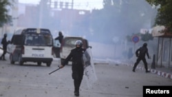 La police anti-émeute pourchasse des manifestants à Kasserine, Tunisie, 20 janvier 2016.