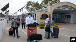 Njerëzit që largohen nëpërmjet aeroportit të Kabulit