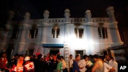 ရန်ကုန် ဗလီ မီးလောင်မှုဖြစ်ပွားစဉ်။ (ဧပြီလ ၂၊ ၂၀၁၃)