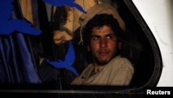 Des combattants islamistes dans un bus près de la frontière entre le Liban et la Syrie, à Qalamoun, Syrie 26 août 2017. 