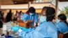 Vacciner contre le Covid-19 en Centrafrique, un défi logistique et humain