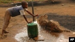 Trop souvent en Afrique, le ravitaillement en eau ne respecte pas les règles de l'hygiène