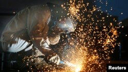 江蘇省南通一個船舶設備廠的工人在生產線上工作。（2020年3月2日）