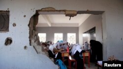 Wanafunzi wakiwa katika jengo la shule lililo shambuliwa na muungano unaoongozwa na Saudi Arabia.