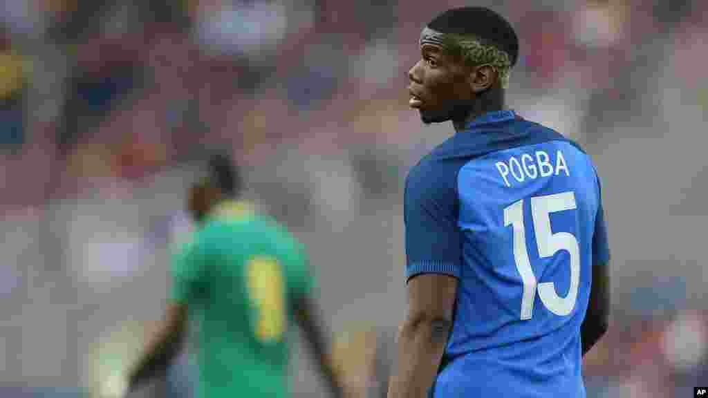 Paul Pogba lors d'un match entre la France et le Cameroun, le 30 mai 2016.