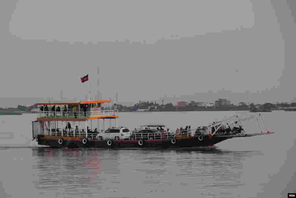 សាឡាងចម្លងអ្នកដំណើរមកឃុំអរិយក្សត្រ ខេត្តកណ្តាលនៃប្រទេសកម្ពុជា នៅថ្ងៃទី២៧ ខែកញ្ញា ឆ្នាំ២០១៤។ (នូវ ពៅលក្ខិណា)