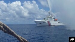 2015年9月23日中國海警隊員在南海黃岩島附近與菲律賓漁民對峙。