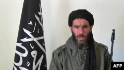 L'ancien membre de AQMI Mokhtar Belmokhtar parle pour une vidéo. 