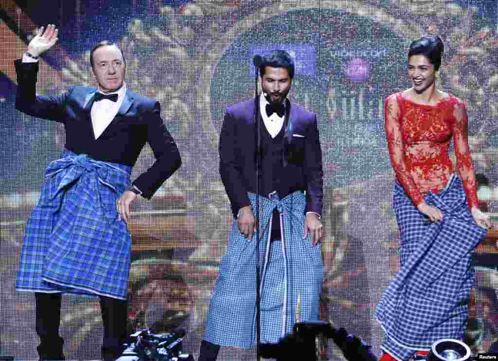 印度宝莱坞的女星迪皮卡&middot;帕度柯妮（Deepika Padukone）和男星沙希德&middot;卡普尔（Shahid Kapoor）以及美国男星 Kevin Spacey 在佛罗里达的国际印度电影颁奖典礼上（2014年4月26日）