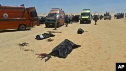 Les corps de victimes de la fusillade d’un bus transportant des chrétiens, couchés à même le sol à Minya, Egypte, 26 mai 2017. 