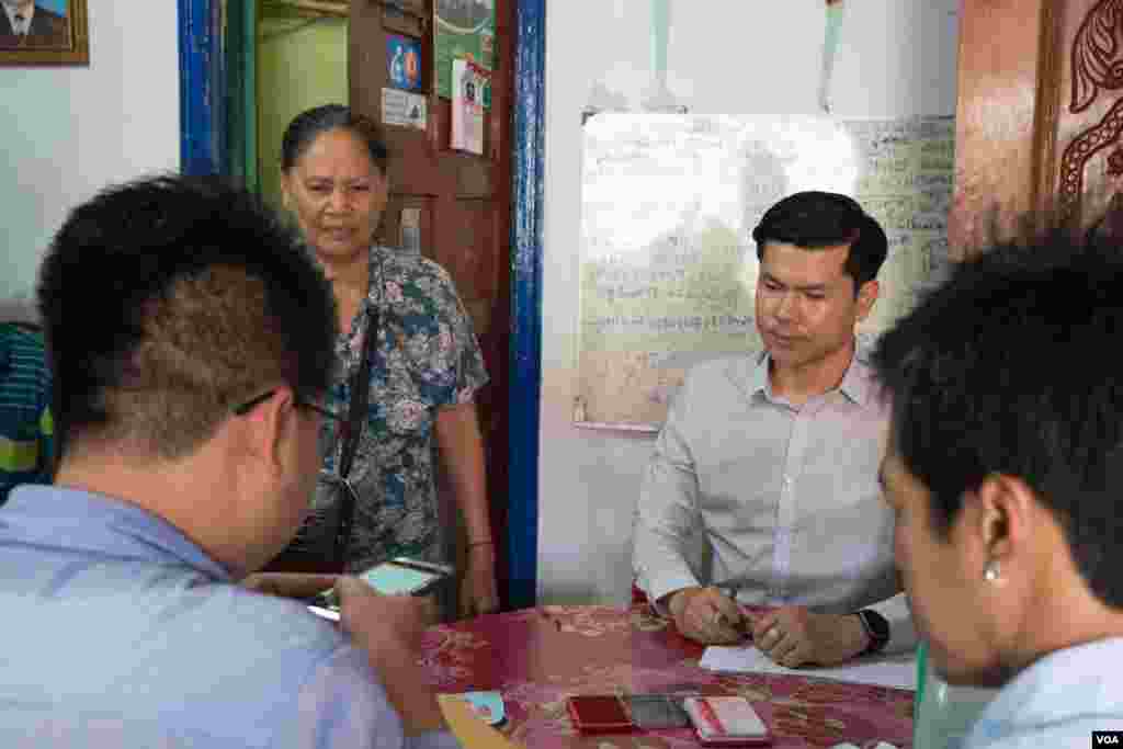 តំណាងក្រុមហ៊ុនវិនិយោគ ម្ចាស់ផ្ទះដែលស្នាក់នៅអគារបូឌិញ និងអាជ្ញាធរ ជជែក និងរៀបចំឯកសាពាក់ព័ន្ធនឹងការទិញដូរទ្រព្យសម្បត្តិដីធ្លី មុននឹងប្រជាជនអាចទទួលយកប្រាក់ជាក្រដាសសែក ពីអាជ្ញាធរ, នៅរាជធានីភ្នំពេញ, នៅថ្ងៃទី ០៦ ខែមិថុនា ឆ្នាំ២០១៦។