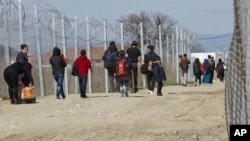 2016年3月5日來自希臘的移民步行到登記處。