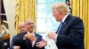 Le président de la fédération américaine de football, Carlos Cordeiro, et le président américain Donald Trump à la Maison Blanche à Washington, le 28 août 2018.