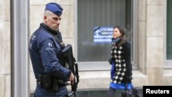 Un officier de police belge assure la sécurité près du siège du Conseil européen à la suite de récents attentats dans le métro de Bruxelles et à l'aéroport international belge de Zaventem, à Bruxelles, en Belgique, 30 mars 2016.
