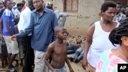 Un jeune homme près de la scène où cinq corps ont été retrouvés à Citiboke, Bujumbura, le 9 décembre 2015. (AP Photo)