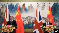 英國外相亨特（左）在北京釣魚台國賓館與中國外長王毅舉行記者會。（2018年7月30日） 