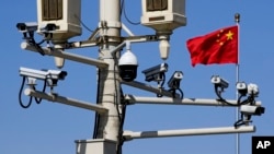 中國北京天安門廣場路燈柱上安裝的監控攝像頭。 （2019年3月15日）