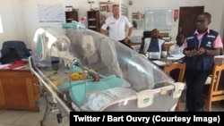 Le personnel soignant congolais suit une formation sur l’utilisation du dispositif d’évacuation médical pour les victimes de l’épidémie Ebola à Beni, Nord-Kivu, 22 août 2018. (Twitter/ Bart Ouvry)