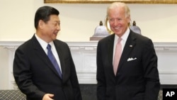 時任美國副總統拜登在白宮接待到訪的時任中國國家副主席習近平。(2012年2月14日))