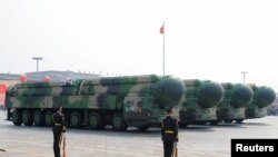 東風-41洲際戰略核導彈在北京天安門廣場舉行的國慶閱兵式展示。（2019年10月1日）