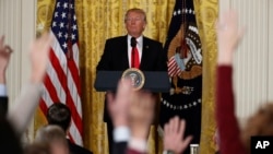 Rais Donald Trump akijibu maswali ya waandishi White House, Washington, Feb. 16, 2017. 