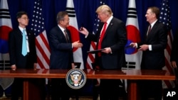 特朗普和文在寅在2018年聯合國大會期間在紐約簽署美韓自由貿易協議 (資料圖片）