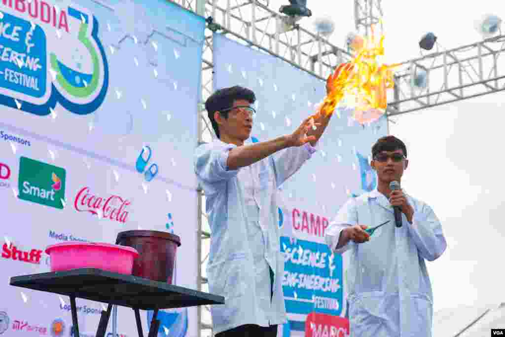 ការពិសោធន៍លក្ខណៈវិទ្យាសាស្ត្រ នៅក្នុងមហោស្រពជាតិលើកទី៣នៅកម្ពុជា ស្តីពីវិទ្យាសាស្ត្រ និងវិស្វកម្ម នៅឯស្តាតអូឡាំពិក ក្នុងរាជធានីភ្នំពេញ កាលពីថ្ងៃទី៩ ខែមិនា ឆ្នាំ២០១៧។ (ហ៊ាន សុជាតា/VOA)