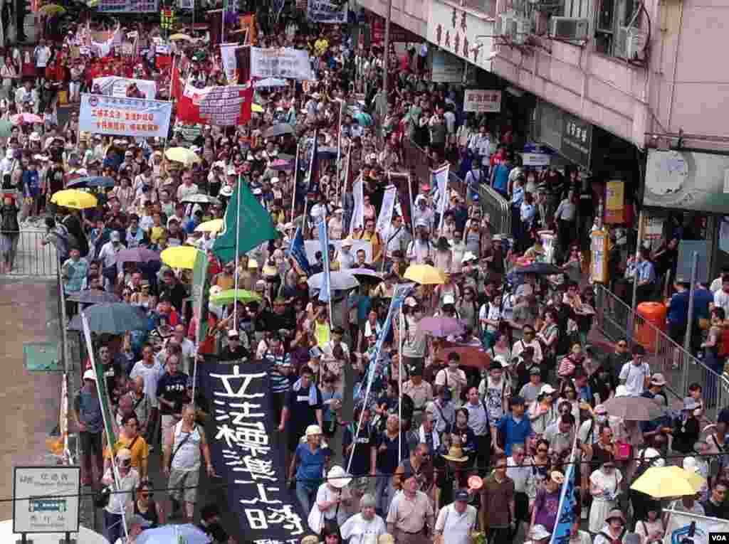 數萬港人參加七一大游行誓言守護香港(美國之音海彥拍攝)