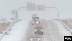 Las condiciones climáticas han puesto a las cuadrillas de trabajadores de caminos en alerta y han provocado que los automovilistas busquen refugio.
