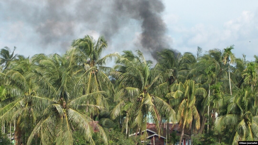 စစ်တွေမြို့က ဗလီကျောင်းဆောင်တခု မီးလောင်နေစဉ် အဝေးမှမြင်ရပုံ။ (အောက်တိုဘာလ ၇ ရက်၊ ၂၀၁၂)။