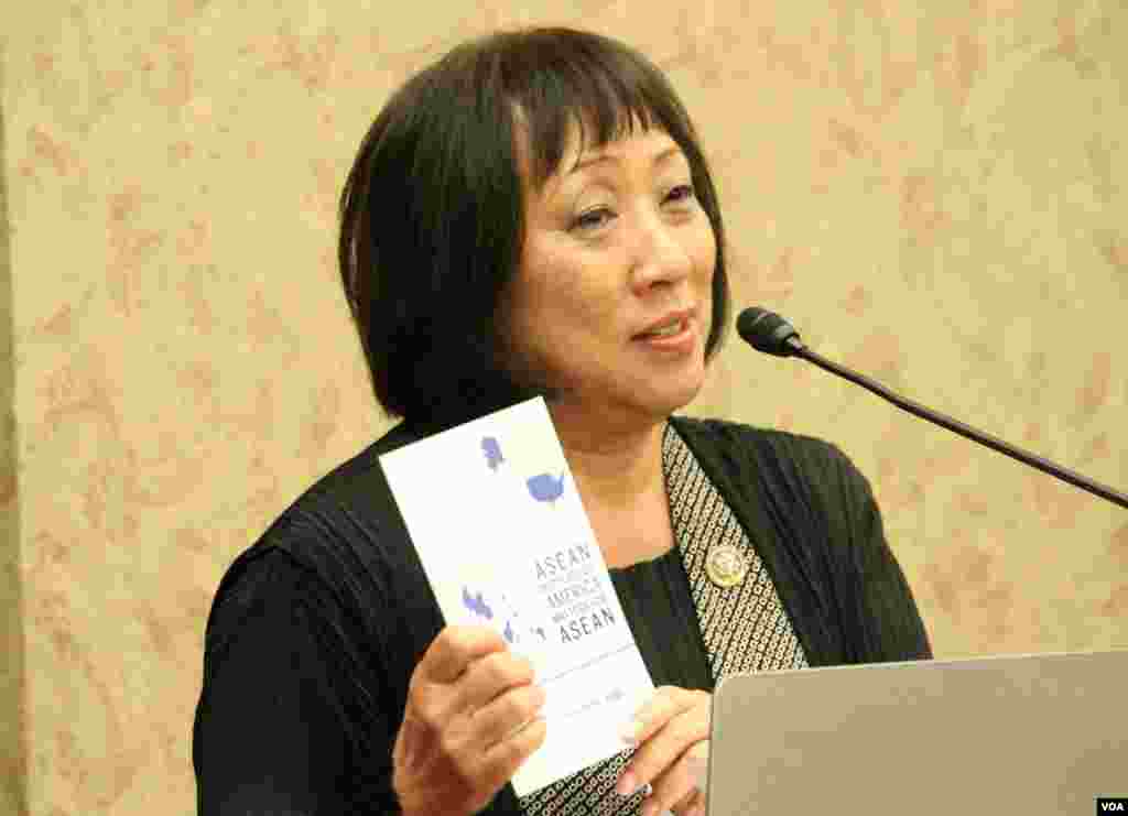 លោកស្រី Colleen Hanabusa សមាជិក ក្រុមសមាជិកសភាទទួលបន្ទុកកិច្ចការសិង្ហបុរី ក្នុងកម្មវិធីខួប ៤០ ឆ្នាំនៃភាពជាដៃគូរវាងសហរដ្ឋអាមេរិក និងសមាគមប្រជាជាតិអាស៊ីអាគ្នេយ៍ នៅមណ្ឌលបដិសណ្ឋារកិច្ចក្នុងវិមានសភាសហរដ្ឋអាមេរិក កាលពីថ្ងៃអង្គារ ទី១៦ ខែឧសភា ២០១៧។ (សឿន វឌ្ឍនា/VOA)
