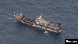 厄瓜多爾海軍在加拉帕戈斯群島附近的太平洋海域上監視一支大多插著中國國旗的漁船船隊中的一艘漁船。 （2020年8月7日）