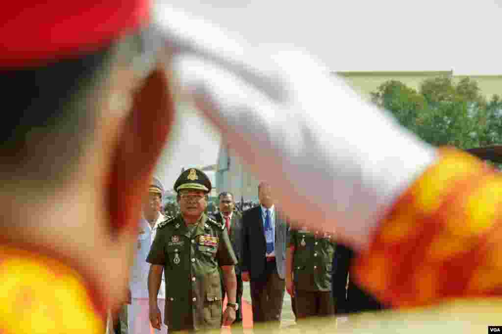 លោកនាយឧត្ដមសេនីយ៍ ប៉ុល សារឿន ចូលរួមក្នុងពិធីជូនដំណើរដល់កងកម្លាំងមួកខៀវកម្ពុជាចំនួន ៤២៨នាក់ ដែលនឹងចេញដំណើរទៅចូលរួមបេសកកម្មរក្សាសន្តិភាពក្នុងប្រទេសម៉ាលី និងប្រទេសស៊ូដង់ខាងត្បូង នាមូលដ្ឋានទ័ពអាកាសពោធិ៍ចិនតុង រាជធានីភ្នំពេញ ថ្ងៃទី៣ ខែឧសភា ឆ្នាំ២០១៨។ (អូន ឆេងប៉រ/VOA) 