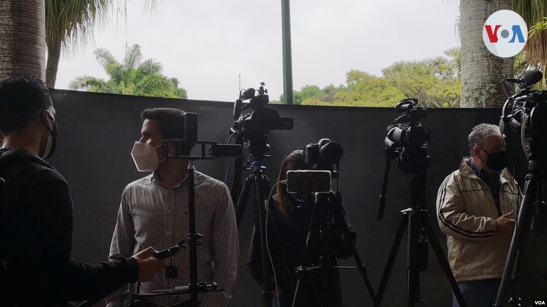 Periodistas venezolanos cubren una rueda de prensa del líder opositor venezolano Juan Guaidó en Caracas, el 29 de abril de 2021.