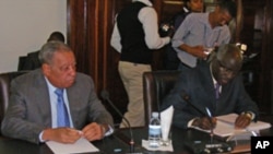 Armando da Cruz Neto, governador de Benguela (esq) e António Didalelwa, governador do Cunene (dir)