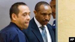 L'ancien chef de guerre congolais Bosco Ntaganda, à droite, lors d’une audience à la Cour pénale internationale, à La Haye, 2 septembre 2015.
